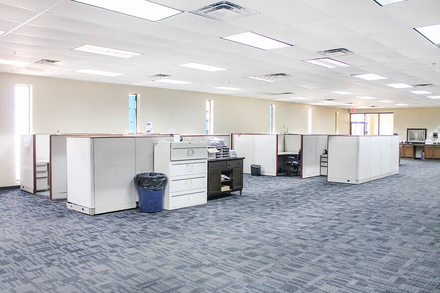 More Photos Of 119 Regal Row, Dallas Warehouse For Lease