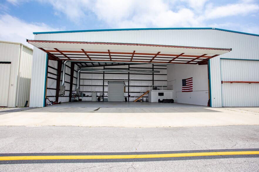 More Photos Of 1001 Airport Rd, Destin Airplane Hangar For Sale