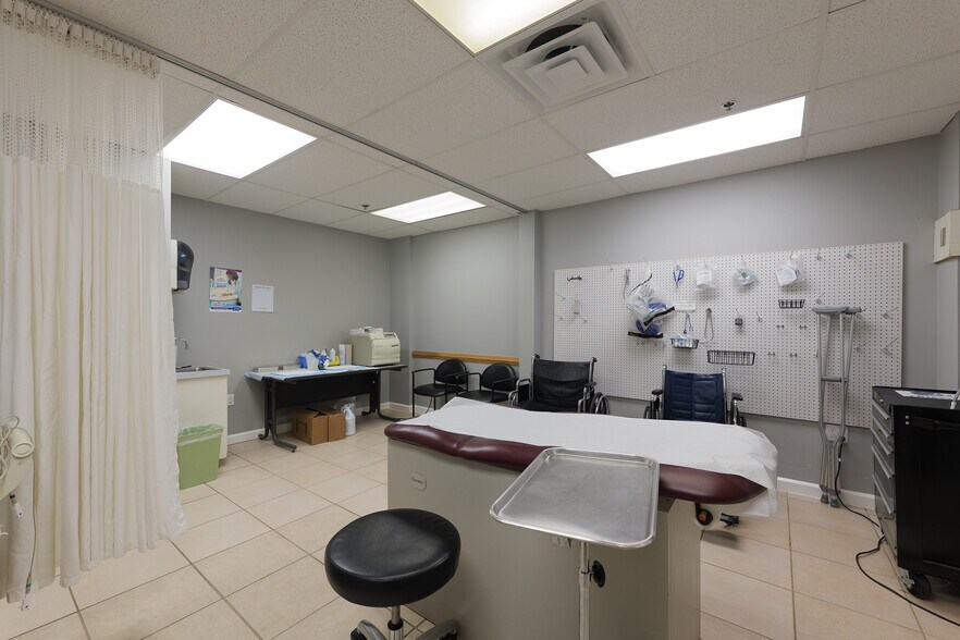 More Photos Of 305 Expressway 83, Mission Medical For Lease