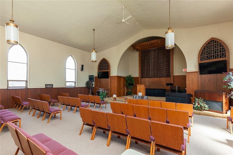 More Photos Of 250 4th St, Waukee Religious Facility For Lease