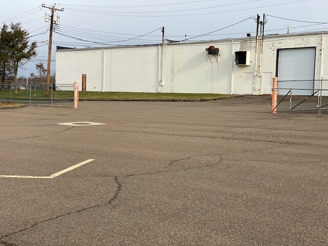 More Photos Of 27 Dodge Ave, North Haven Warehouse For Lease