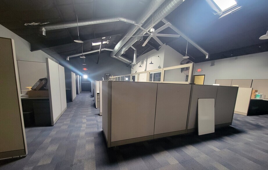 More Photos Of 5642 N 2nd St, Loves Park Office For Lease