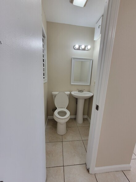 More Photos Of 200 Pass Rd, Gulfport Flex For Lease