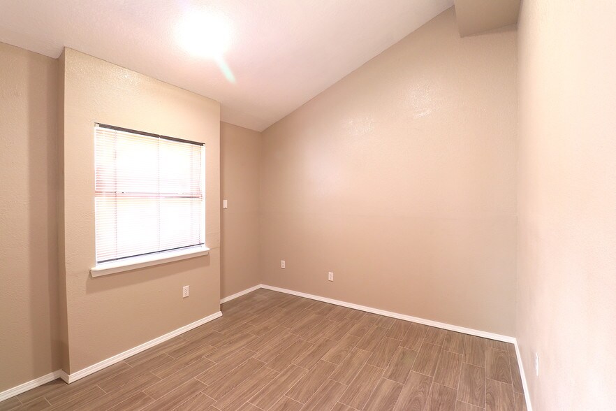 More Photos Of 2000 E Lohman Ave, Las Cruces Office For Lease