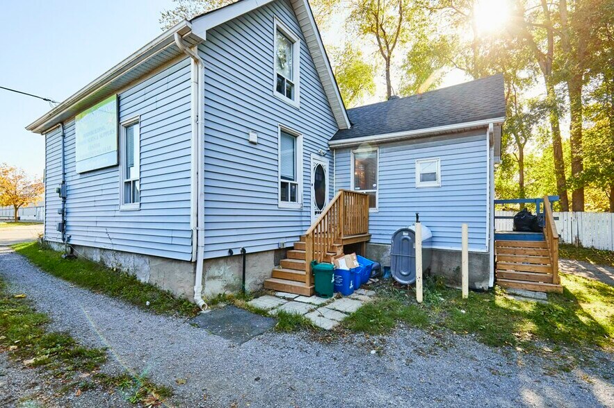 More Photos Of 562 Simcoe St S, Oshawa Storefront For Sale