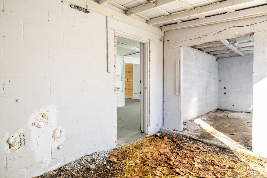 More Photos Of 2336 Old Knoxville Pike, Maryville Light Manufacturing For Sale