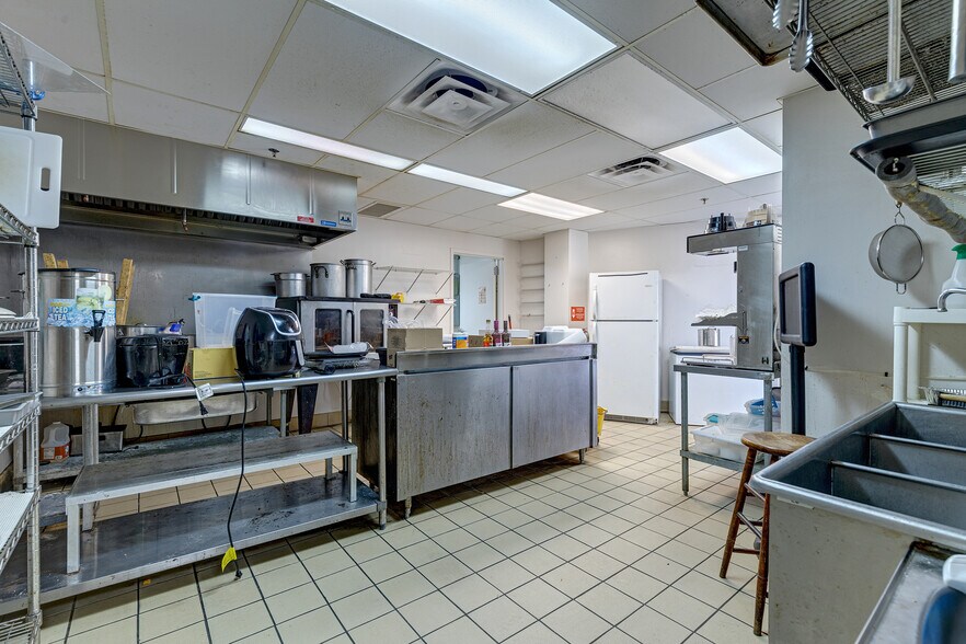 More Photos Of 1800-1850 E Merritt Island Cswy, Merritt Island Auto Dealership For Lease