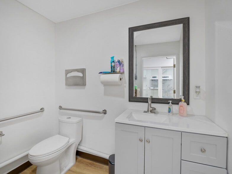 More Photos Of 19100 Ventura Blvd, Tarzana Storefront Retail Office For Sale