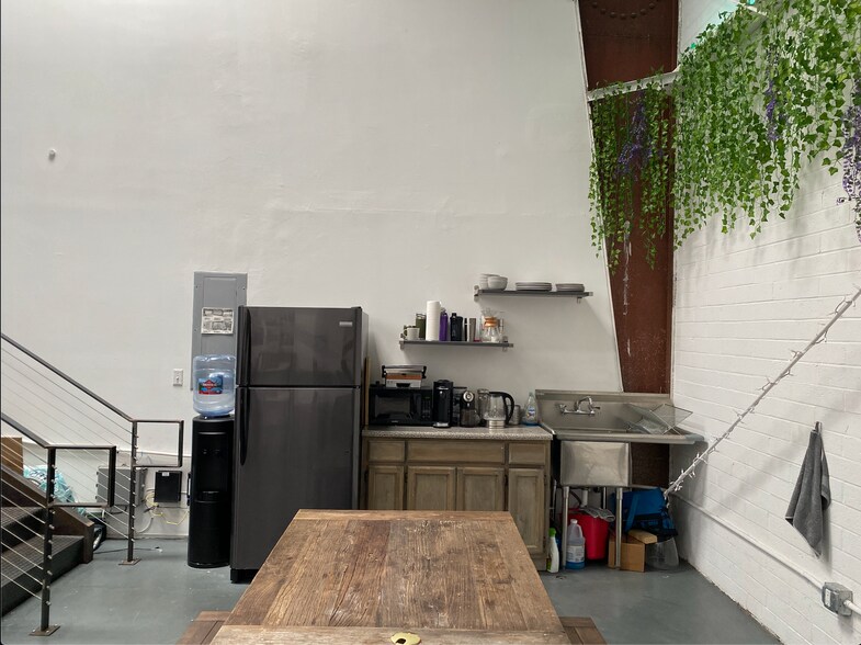 More Photos Of 361 Vernon Ave, Venice Warehouse For Lease