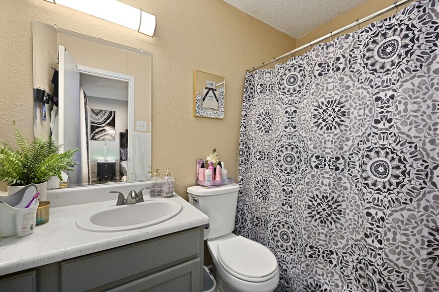 More Photos Of 1101 Rutland Dr, Austin Apartments For Sale