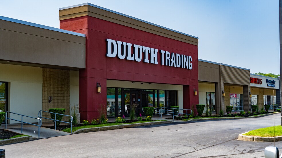 More Photos Of 112 Mall Rd, Burlington Storefront For Lease