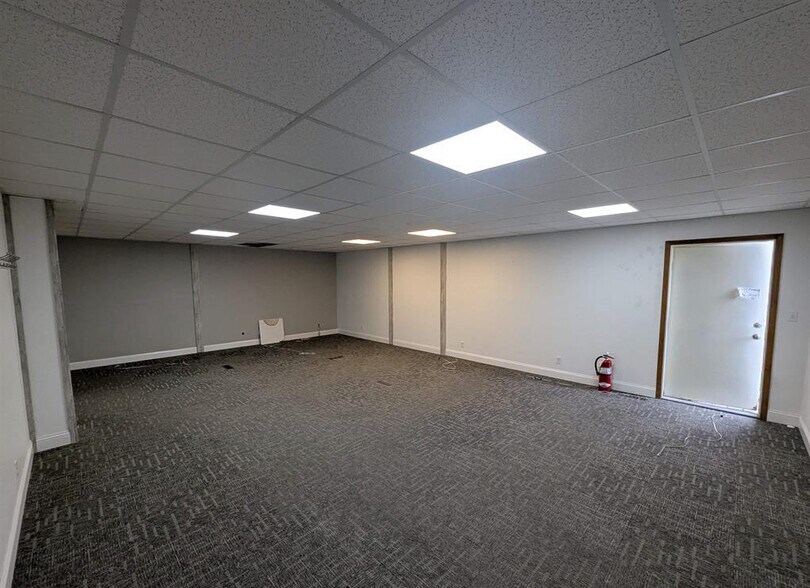 More Photos Of 105 N Parkway Dr, Pekin Office For Lease