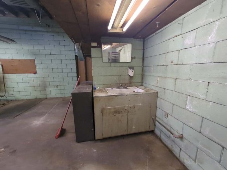More Photos Of 702 Vesta St, Inglewood Manufacturing For Sale