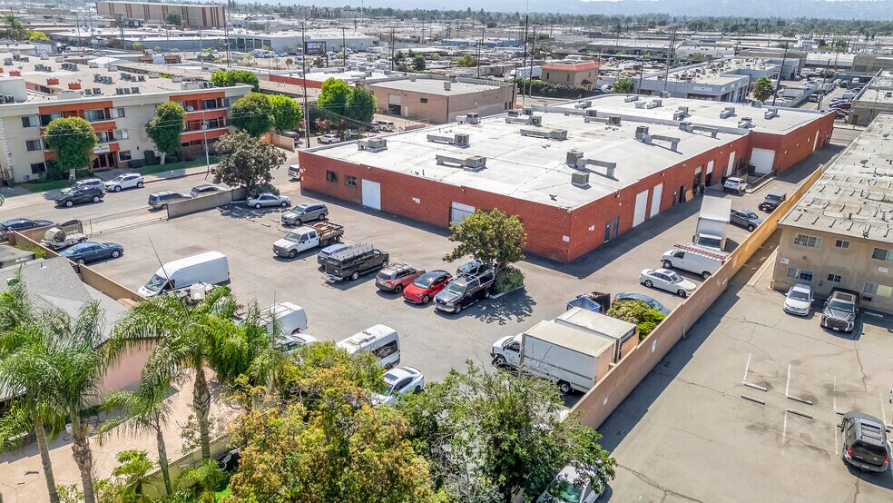 More Photos Of 13333-13345 Saticoy St, North Hollywood Warehouse For Lease
