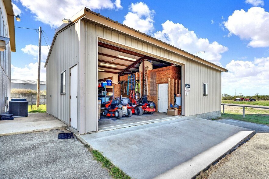 More Photos Of 389 Interstate 35 S, Devine Unknown For Lease