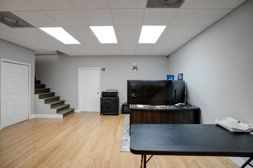 More Photos Of 1882 Porter Lake Dr, Sarasota Light Manufacturing For Sale