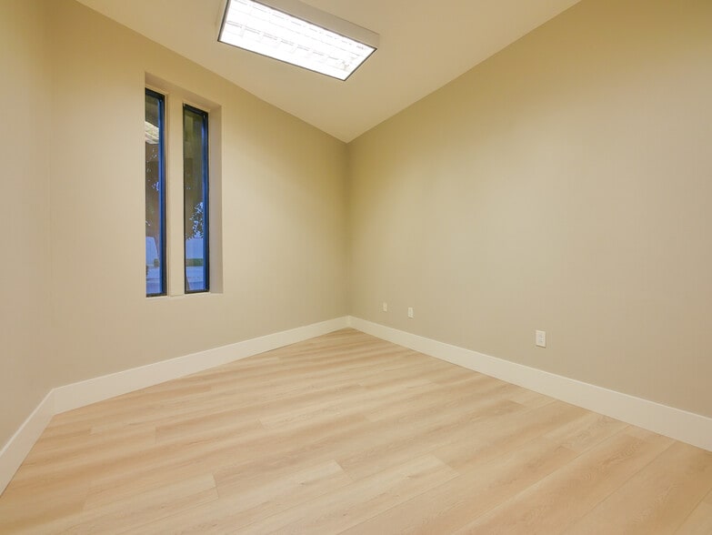 More Photos Of 450 S Lone Hill Ave, San Dimas Warehouse For Lease