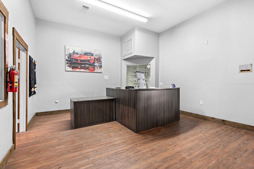 More Photos Of 103 Blanco Rd, San Antonio Auto Repair For Lease
