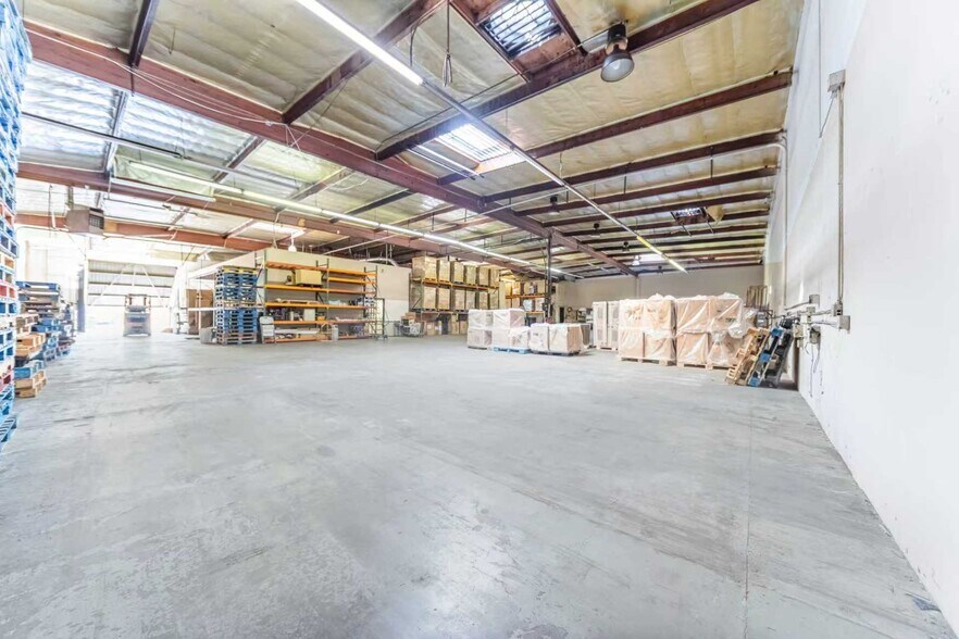 More Photos Of 215 W 134th St, Los Angeles Warehouse For Lease