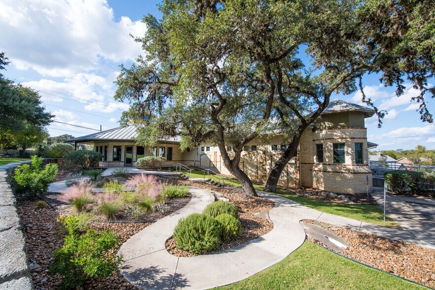 More Photos Of 415 S School St, Boerne Office For Lease