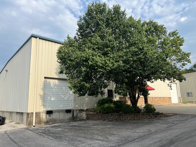 More Photos Of 5110 NW Waukomis Dr, Northmoor Warehouse For Lease