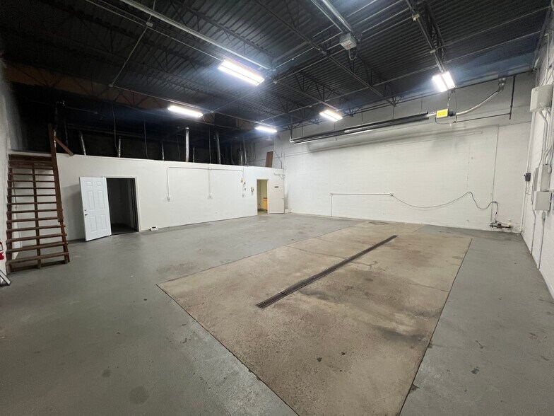 More Photos Of 5423-5445 Schultz Dr, Sylvania Light Manufacturing For Lease