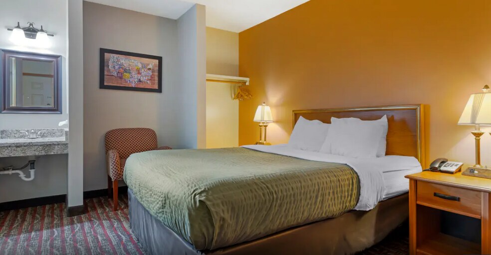 More Photos Of 2050 S US 41, Marquette Hotel For Sale