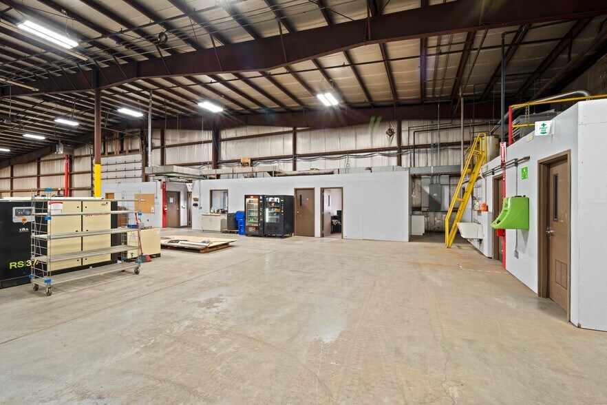 More Photos Of 815-925 E Albert Dr, Manitowoc Warehouse For Lease