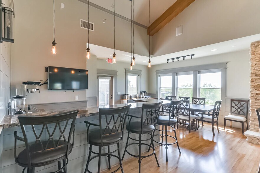 More Photos Of 201 Harbor Walk Blvd, Hitchcock Hospitality For Sale