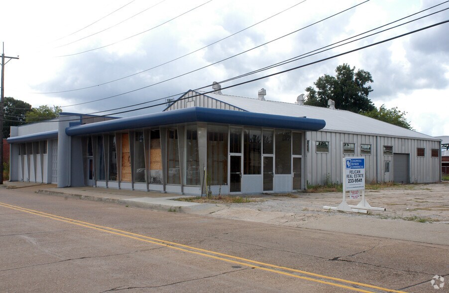 More Photos Of 124 E Cypress St, Lafayette Warehouse For Lease