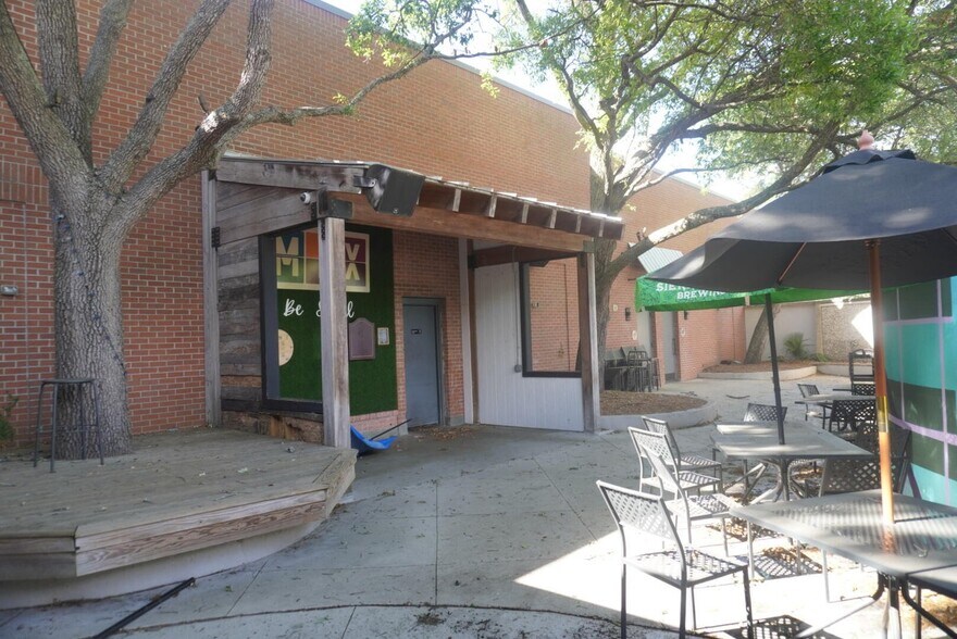 More Photos Of 730-760 Coleman Blvd, Mount Pleasant General Retail For Lease