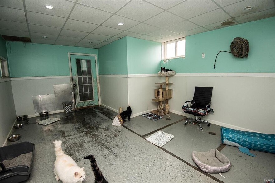 More Photos Of 433 S Hickory Corner Rd, Vincennes Veterinarian Kennel For Sale