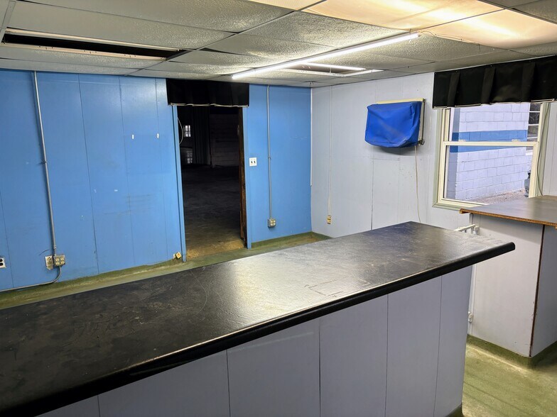 More Photos Of 4979 Massachusetts Ave, Indianapolis Warehouse For Lease