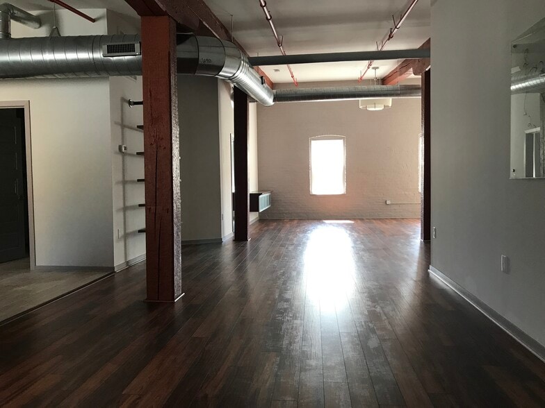 More Photos Of 2145 Central Pky, Cincinnati Flex For Sale