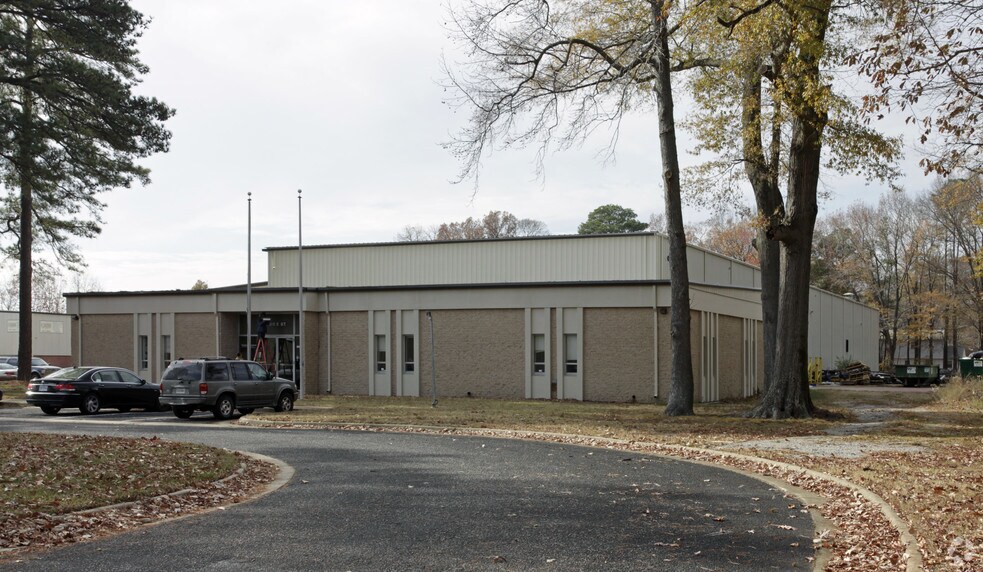 More Photos Of 315 E St, Hampton Warehouse For Lease