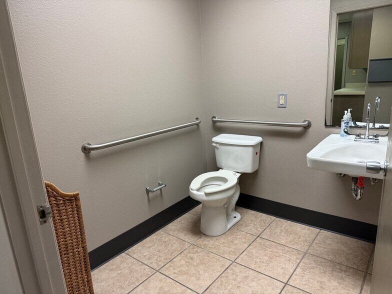 More Photos Of 4550 Lamar Ave, Paris Rehabilitation Center For Lease