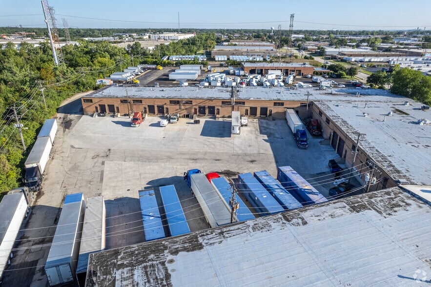 More Photos Of 736-776 Industrial Dr, Elmhurst Warehouse For Lease