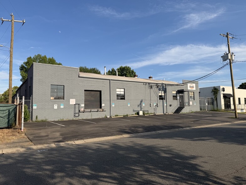 More Photos Of 3013 Bank St, Charlotte Showroom For Lease