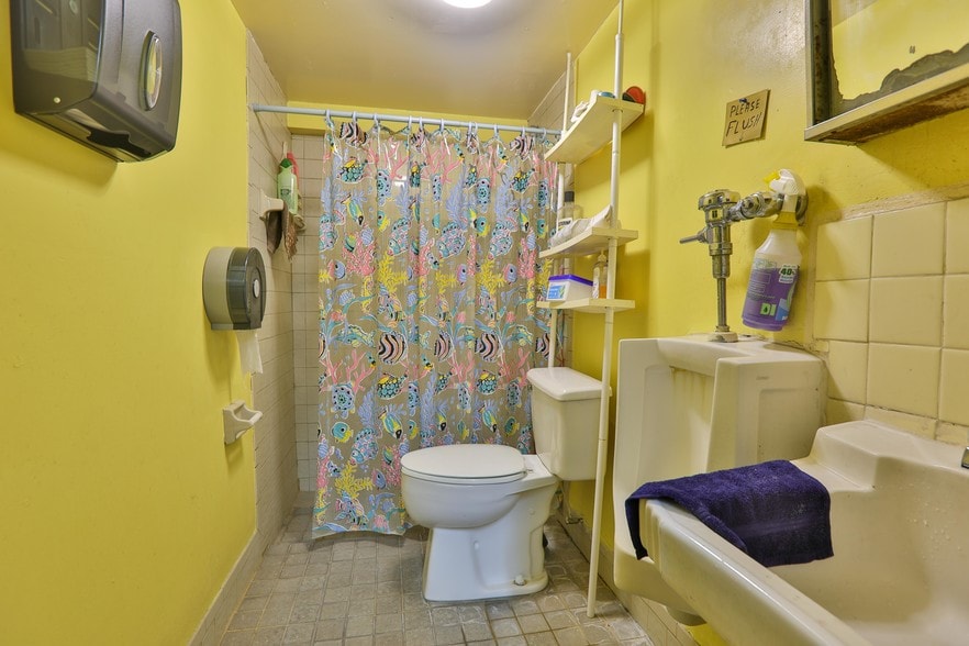 More Photos Of 2112 NW 36th St, Miami Auto Repair For Sale