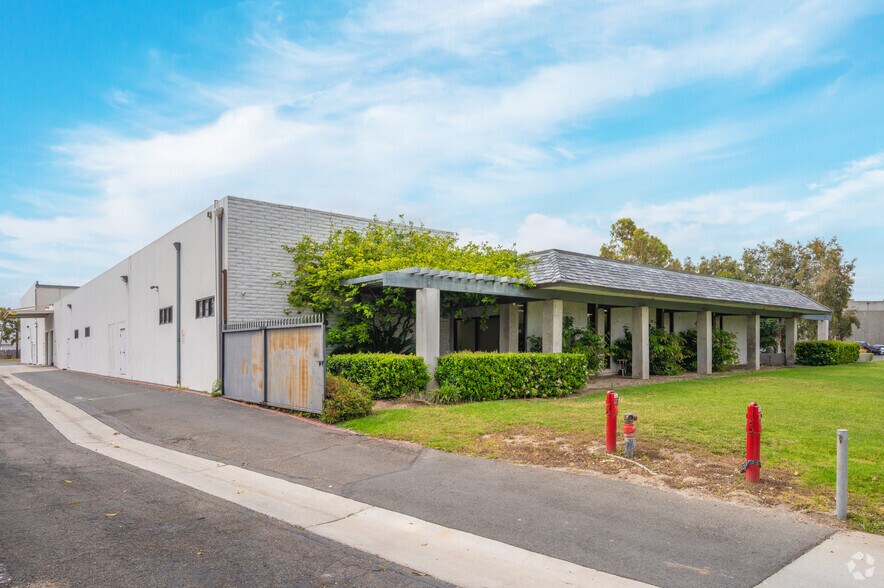 More Photos Of 17500 Gillette Ave, Irvine Manufacturing For Lease