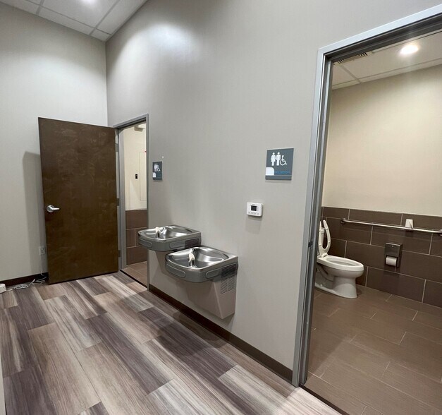 More Photos Of 13331 W Indian School Rd, Litchfield Park General Retail For Sale