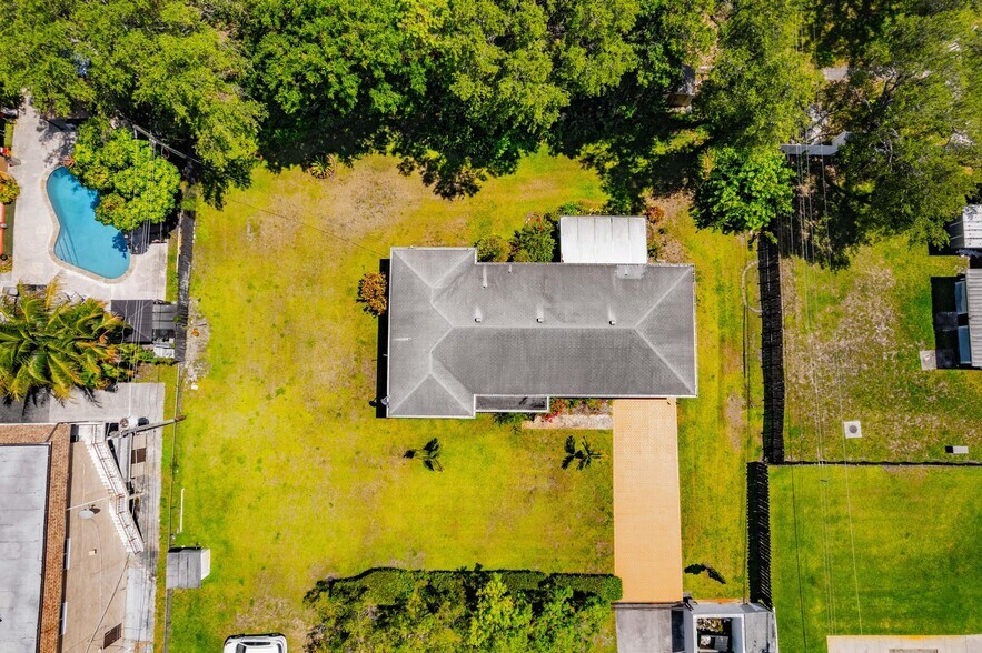 More Photos Of 2972 Griffin Rd, Fort Lauderdale General Retail For Sale