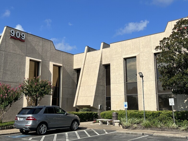 More Photos Of 909 Dairy Ashford Rd, Houston Office For Lease