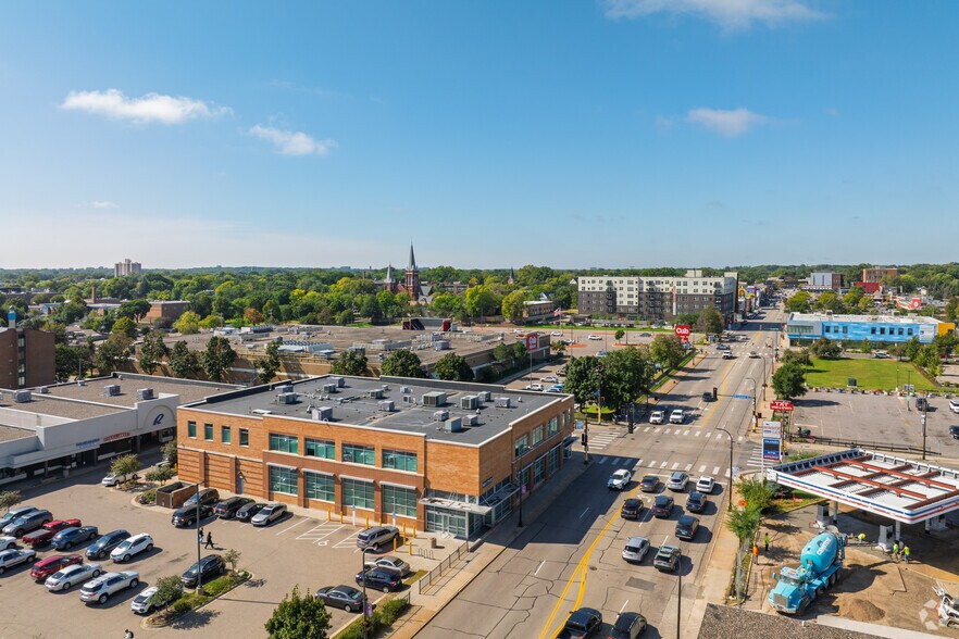 More Photos Of 627 W Broadway Ave, Minneapolis General Retail For Lease