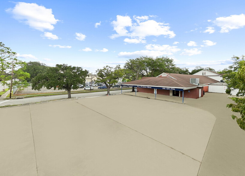 More Photos Of 403 W Sterling St, Baytown Funeral Home For Sale