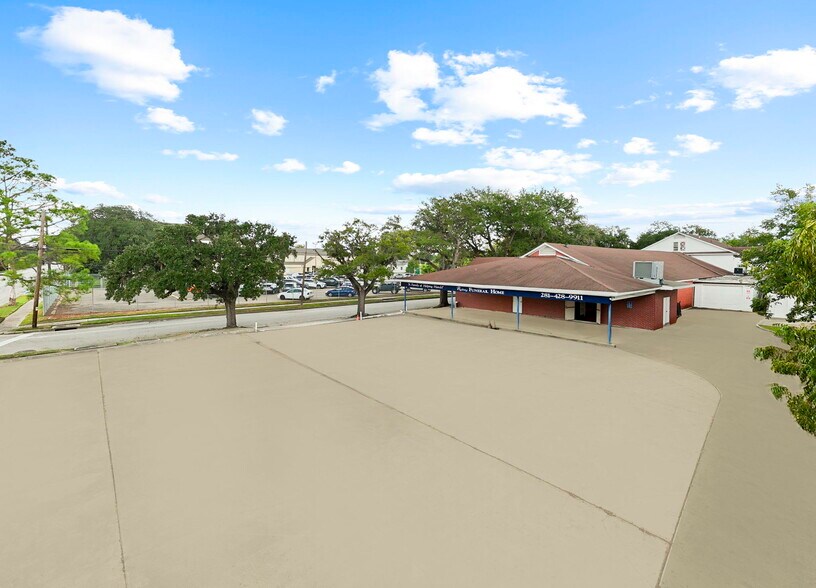 More Photos Of 403 W Sterling St, Baytown Specialty For Sale