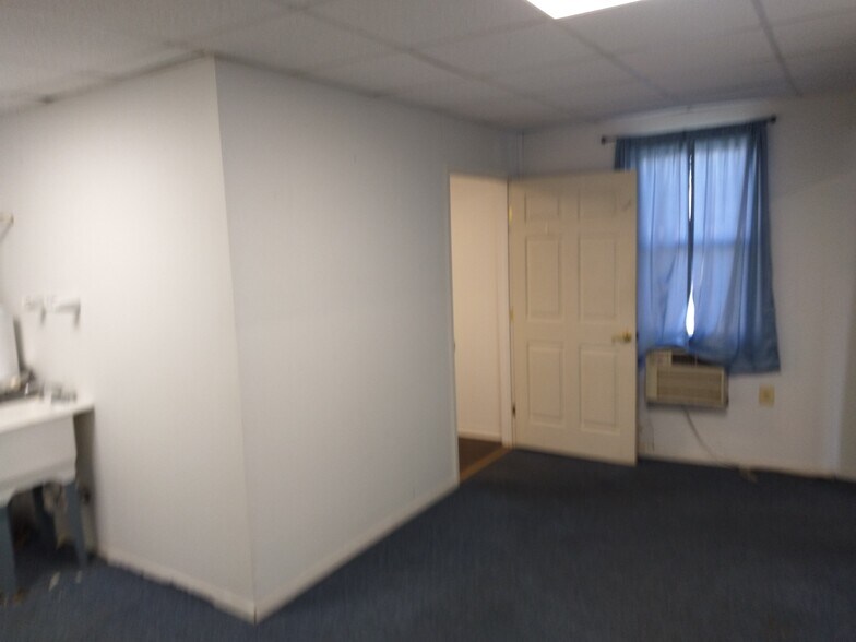 More Photos Of 3321 Main St, Manchester Self Storage For Lease