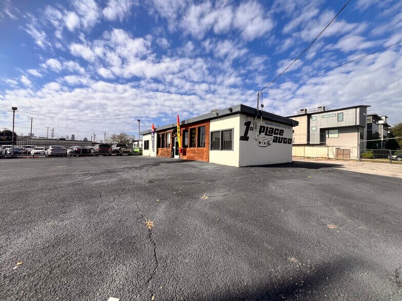 More Photos Of 4921 Ross Ave, Dallas Auto Dealership For Lease