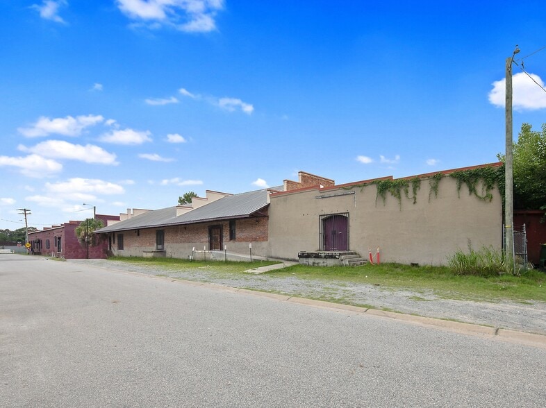 More Photos Of 211 Rankin St, Fayetteville Showroom For Lease