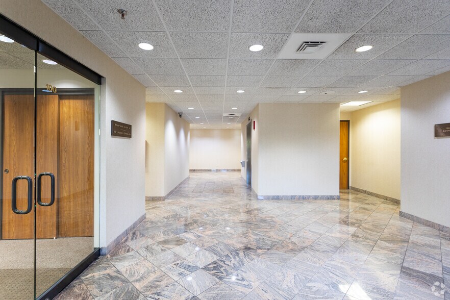 More Photos Of 625 N North Ct, Palatine Unknown For Lease